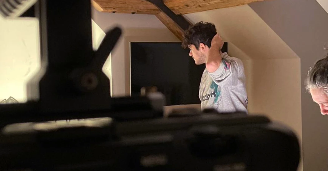 Image représentant une scène de travail normale sur un projet vidéo