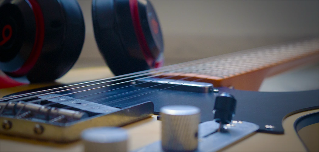 Photographie d'une guitare et d'un casque